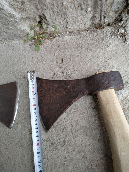 Продавам две антикварни огромни брадви Франция 19-ти век