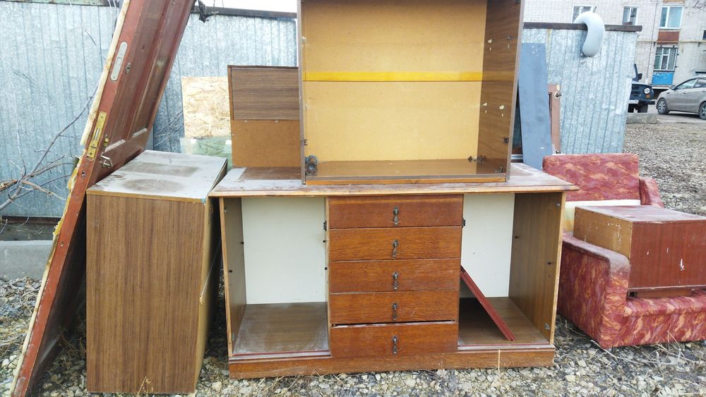Отдам даром комод, двери .