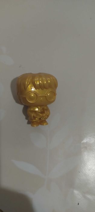 Vând figurina Harry Potter Gold