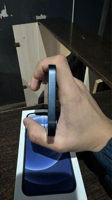 iPhone 12 черного цвета