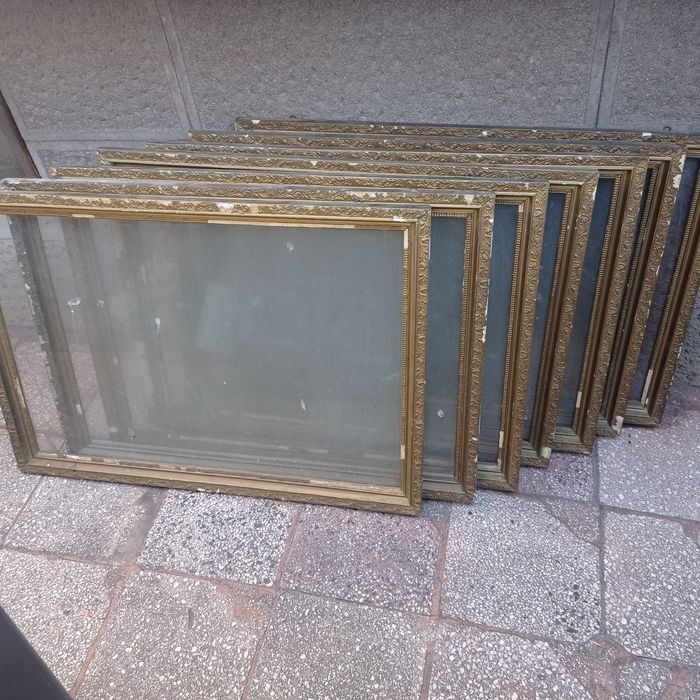 Стари големи дървени рамки със стъкло