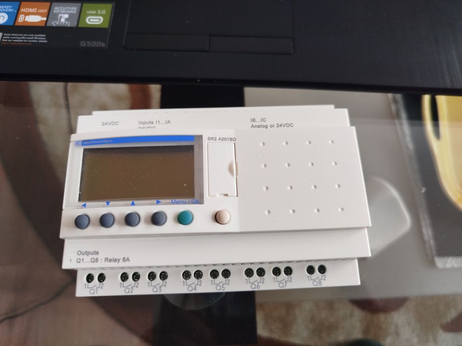Releu logic PLC Schneider Electric 24VDC cu Display