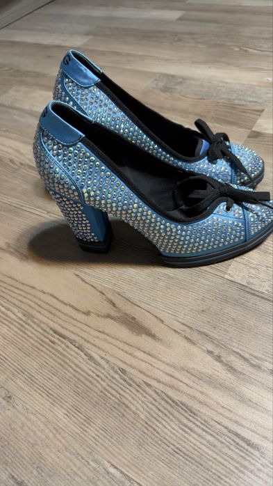 Сандали с висок ток