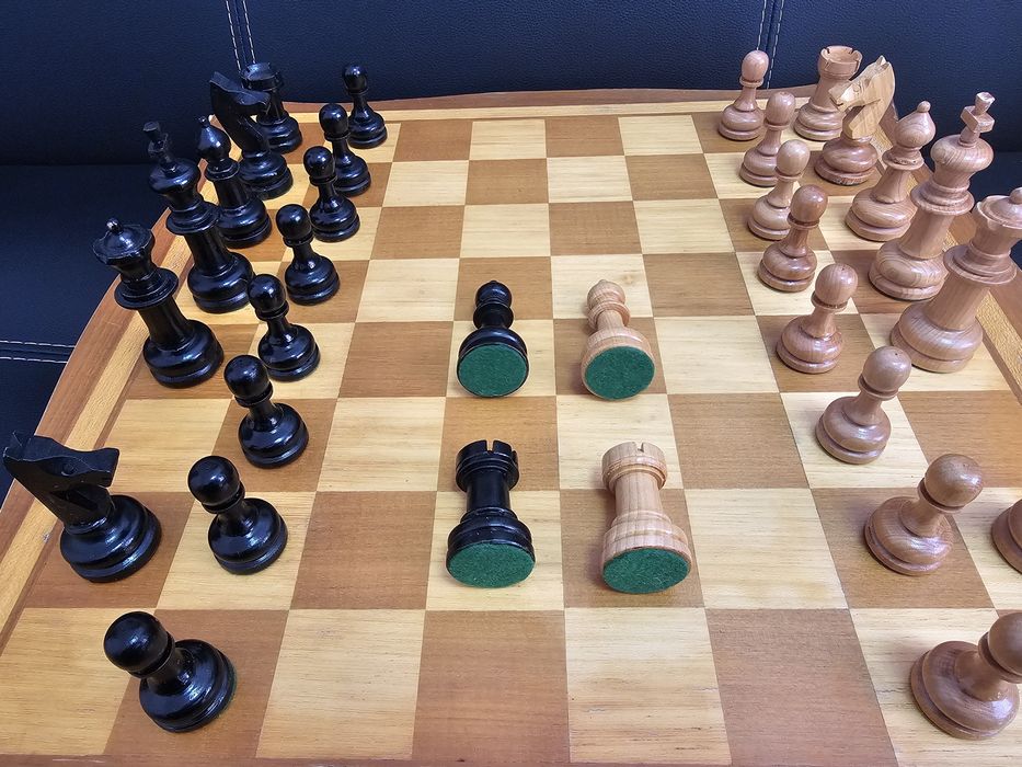 Стар дървен класически шах
