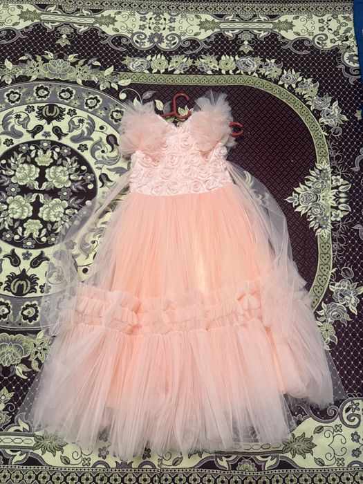 Жана койлек бир рет киылген, сатылады 8.9жаска келеди