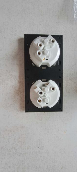 Двоен контакт със стъклен панел