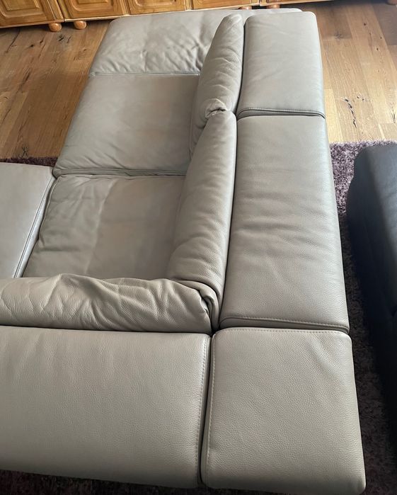 Colțar de piele întreținut foarte bine lungimea 3.10 Lățimea 2,05