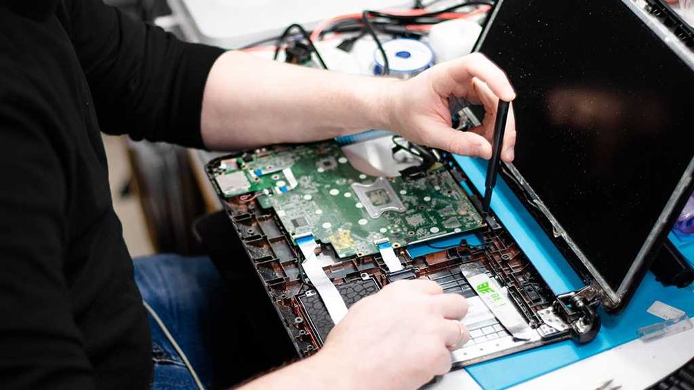 Reparatii laptop, calculatoare Bucuresti / Curatare laptop - Service Easy IT