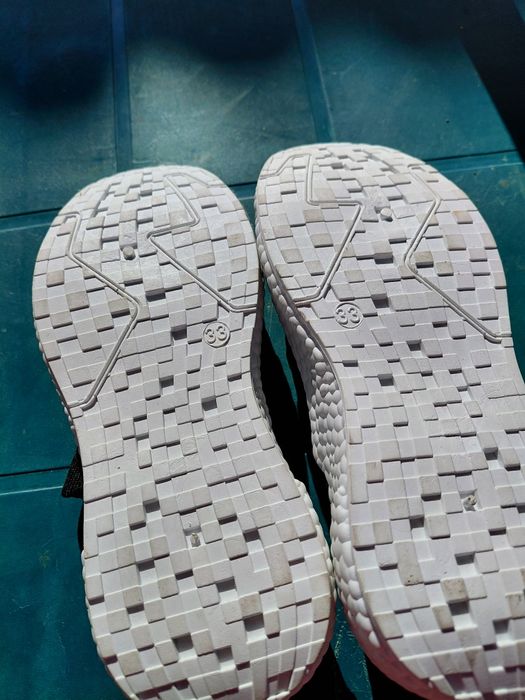 Черни спортни обувки