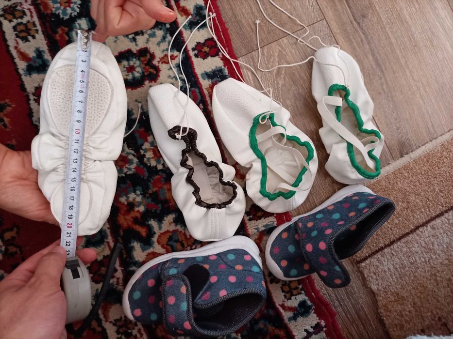 Цвички, които се разтягат и са около 22см а пантофите около 17см.