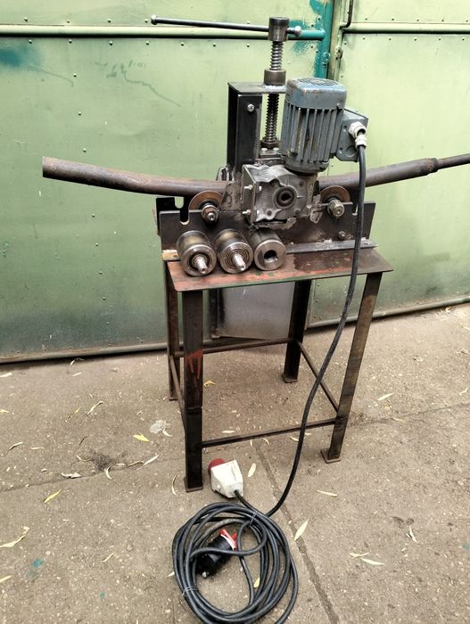 Vând mașină de roluri țeavă rotundă și pătrată acționată manual și ele