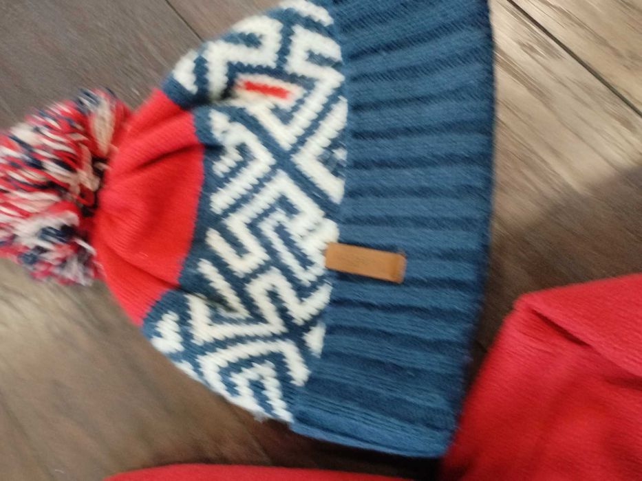 Hanorac Bennetton,vesta Pepco 6-7 ani si caciula Decathlon