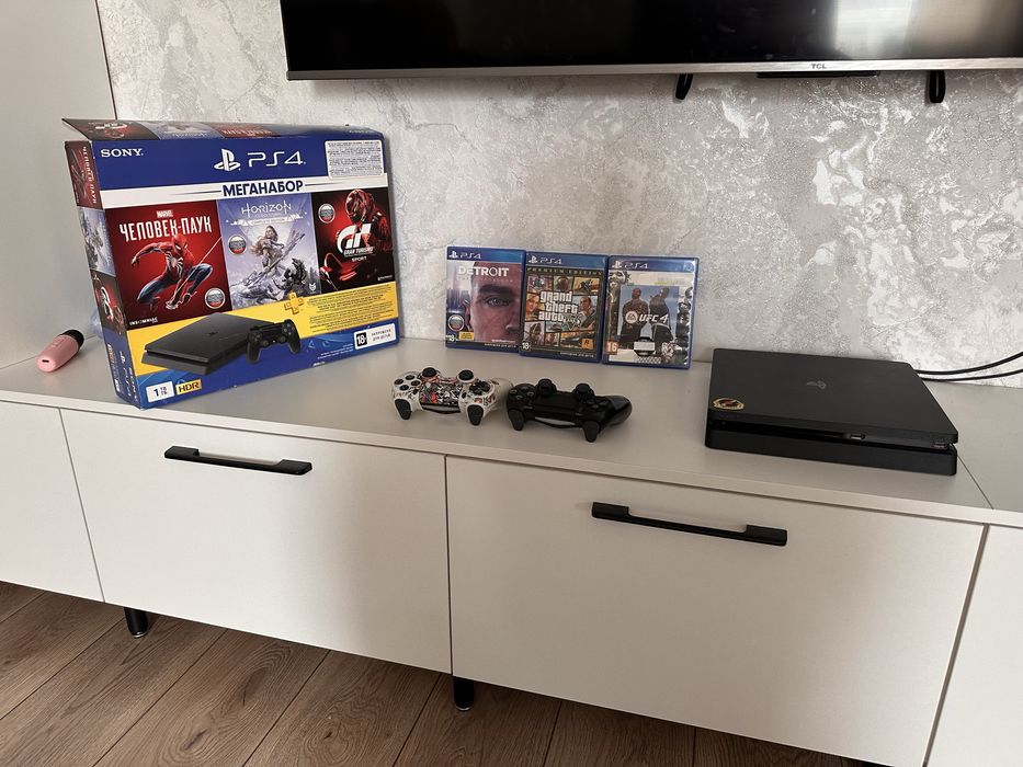 Продам ps 4 в хорошем состоянии