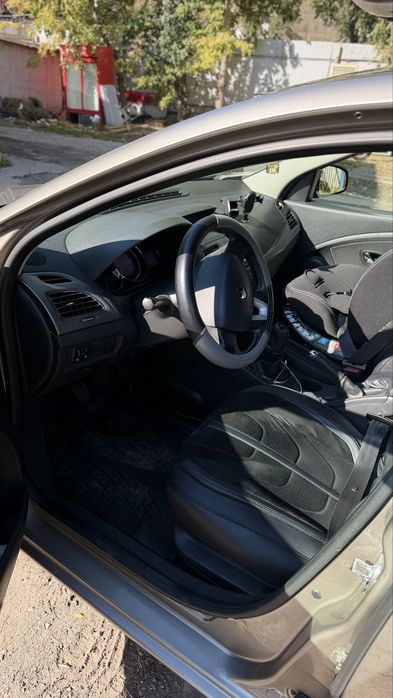 Срочно продаю машину Renault magane 2013 г