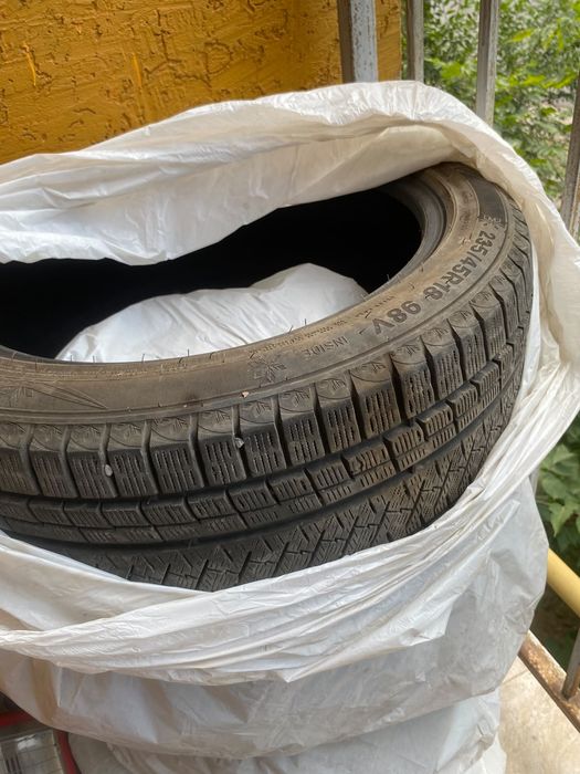 Зимние шины 235/45R18