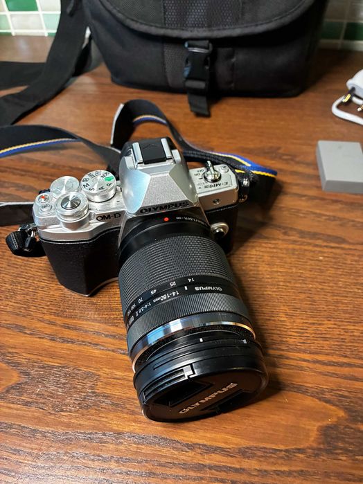Set foto mirrorless Olympus OM-D E-M10 Mark III cu obiectiv 14-150mm