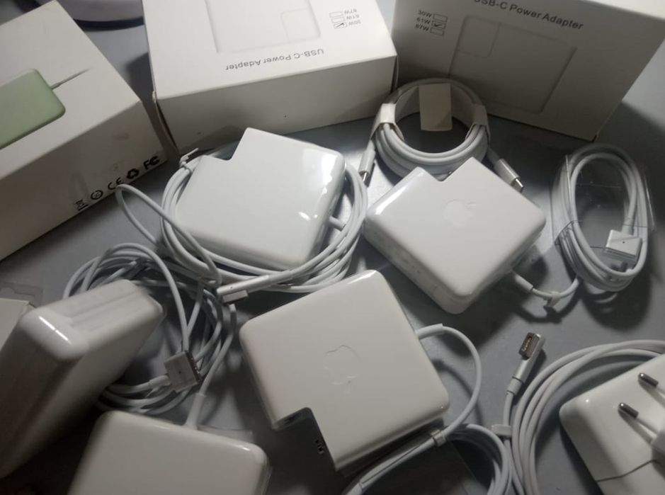 на MacBook 85W - зарядка, блок питания.