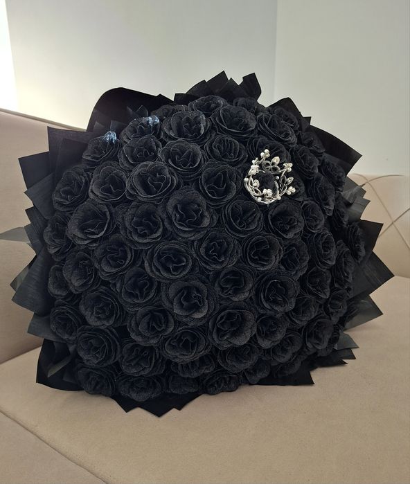 Buchet regal – 69 trandafiri negri imperiali cu tiară argintie