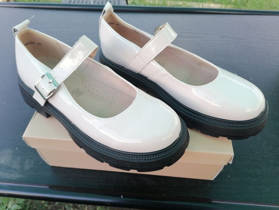 Много удобни бели лачени обувки