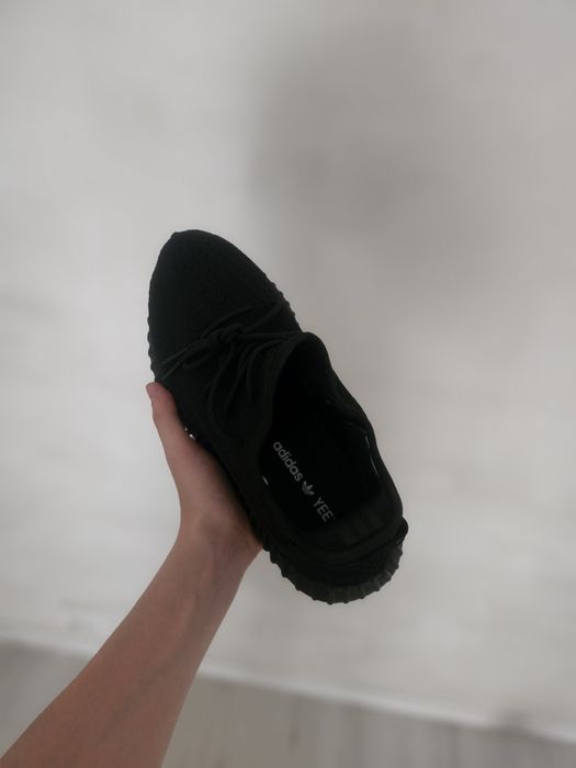 Vand yeezy 350 negri