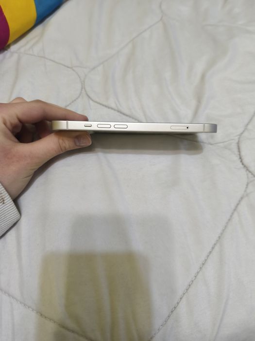 IPhone 13 с кабел и калъф