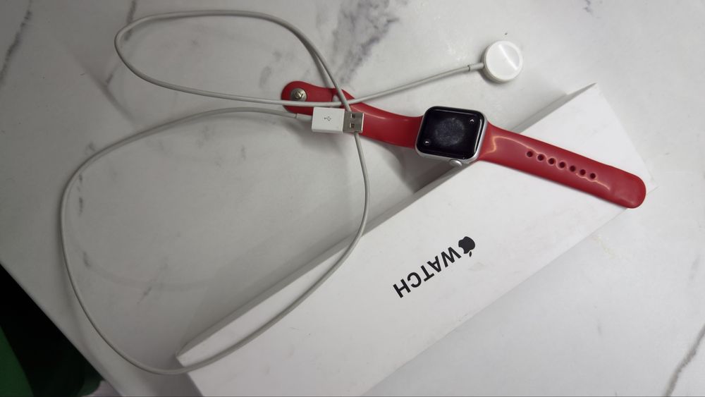Продам Apple Watch SE 40