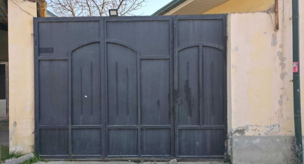 Темир дарвоза срочно сотилади холати яхши