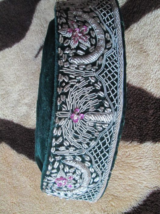 boneta  catifea cu pietricele si   broderie adult