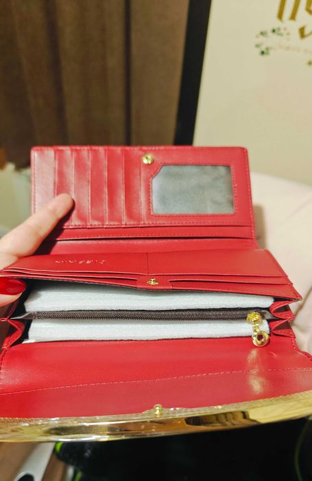 Продавам червен портфейл