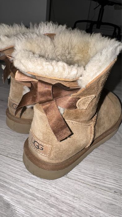 Ugg cu fundita     .