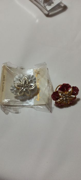 Зажимы для платка на шею.