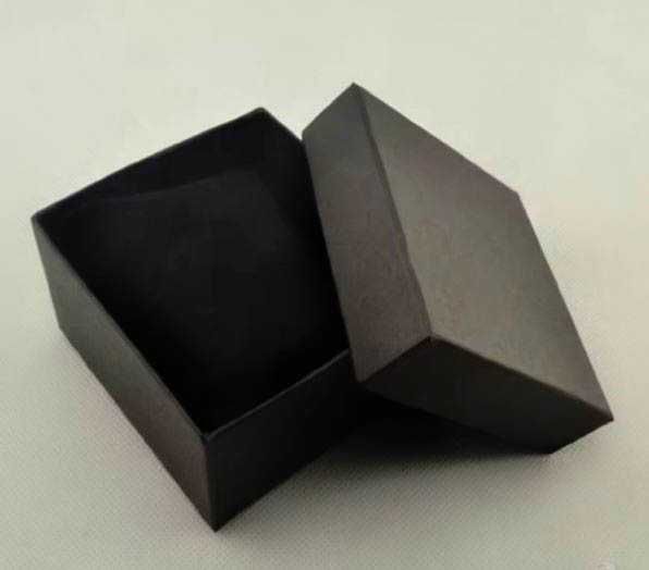 НОВА КУТИЯ ЗА ЧАСОВНИК CASIO И БИЖУТА .ПОДАРЪЧНИ КУТИИ ЗА ГРИВНИ И АКСЕСОАРИ ЧЕРНИ И БЕЛИ МОДЕЛИ ЗА КАСИО Q&Q G-SHOCK EDIFICE RETRO VINTAGE. кутийка