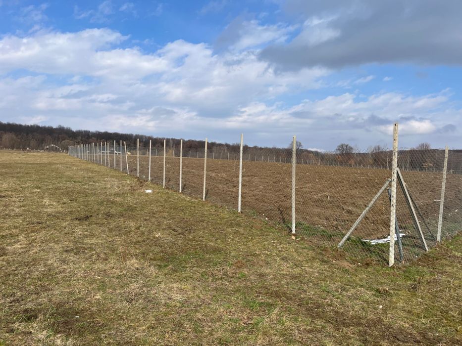 Vând  parcele de teren construcții  de 5-6 sau 7 ari Dragomirna