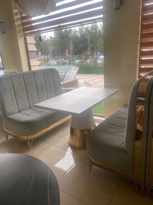 Zamonaviy divan-stol komplekti sotiladi