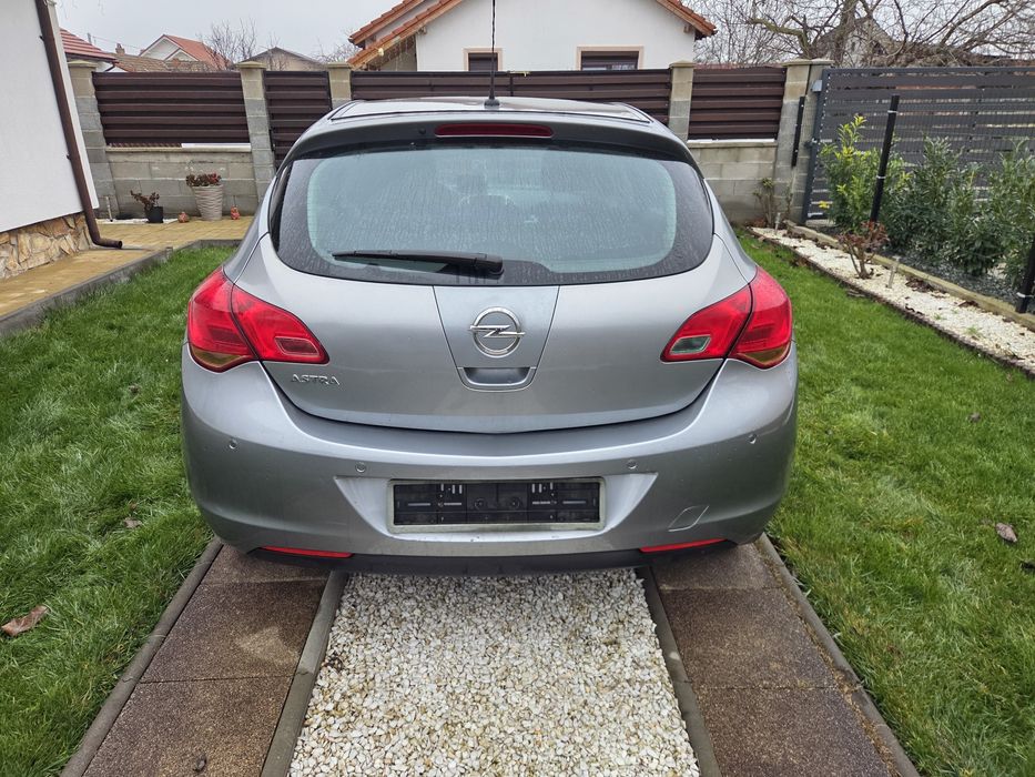 Vând Opel Astra J
