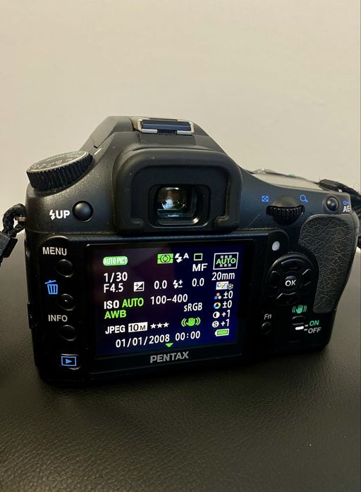 Vând aparat foto DSLR Pentax K200D, în stare bună și perfect funcțional, cu shutter count foarte mic: doar 3363 cadre.