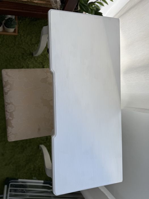 Masa consola alba cu scaun tapitat
