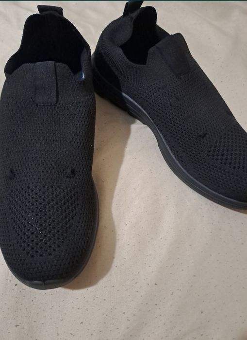 Продам новые кросовки  Skechers