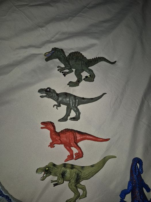 Set figurine dinozauri și vegetație de jucărie