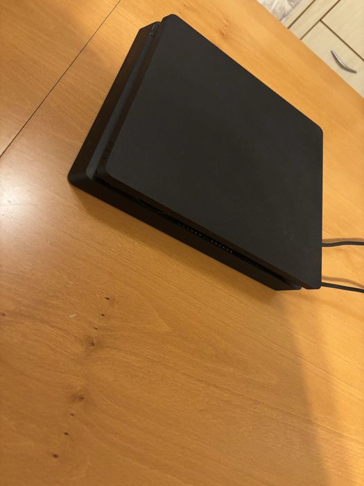 Продавам Playstation 4