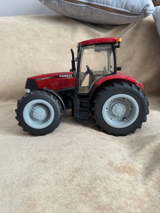 Красный трактор с кнопкой