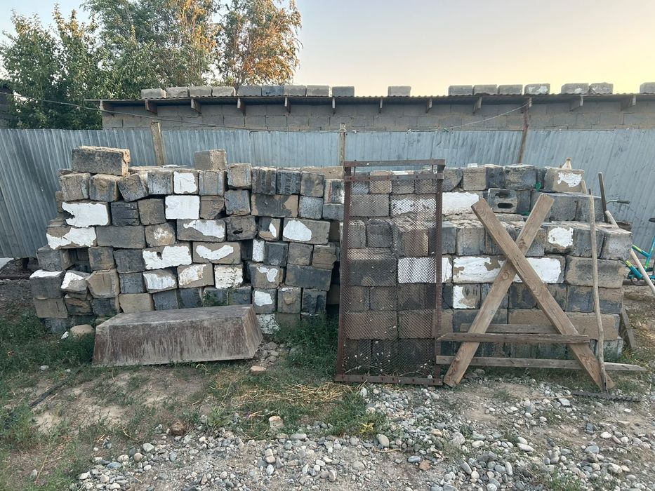 Продам БУ Кирпичи Шлакоблок