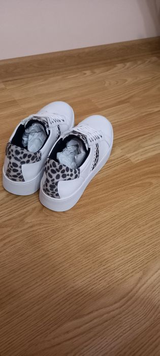 Vand adidasi marca geox