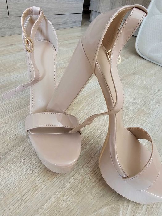 Сандали на висок ток