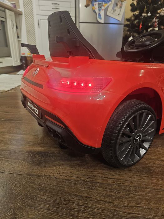 Детска електрическа кола Mercedes AMG – с дистанционно, светлини