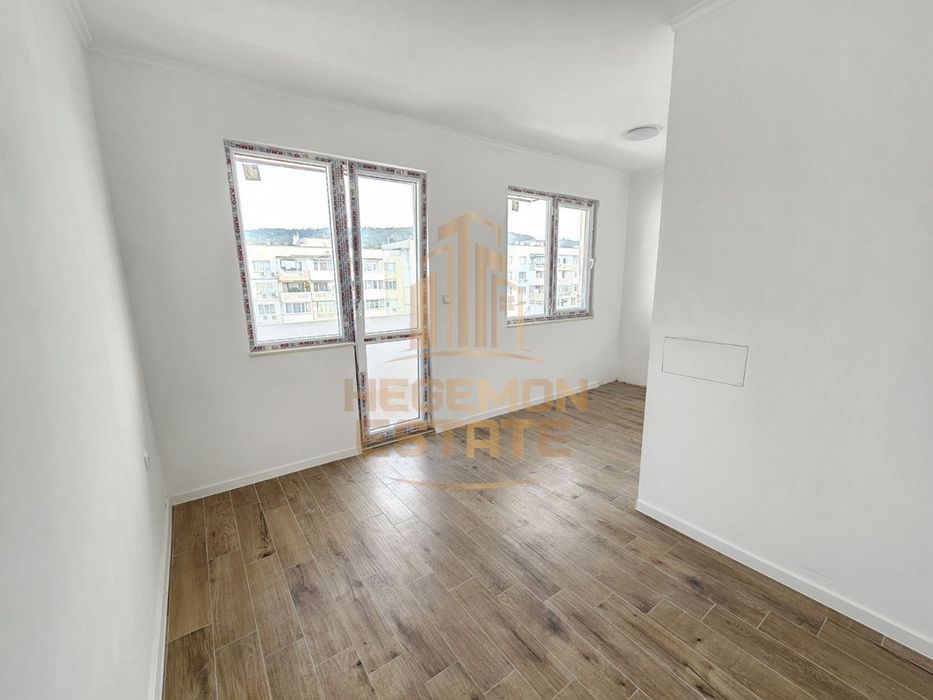Продава се Четиристаен апартамент в Варна, Възраждане 2 - 90 кв.м за 1999 €/кв.м - Снимка #11