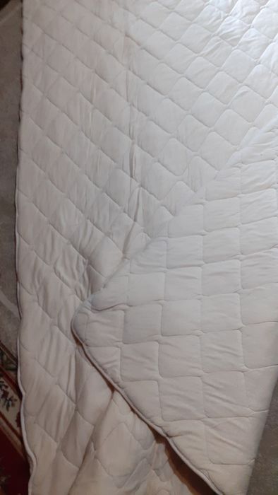 Vand 2 cuverturi elegante si salteluța (topper) de o persoana