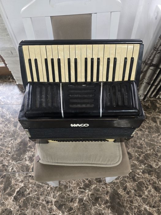 Acordeon 80 basi 750 lei
