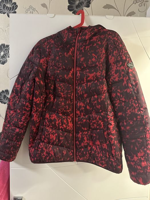 Продавам дамско яке Puma