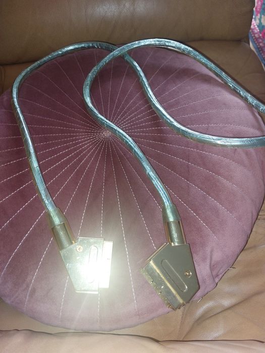 Различни кабели и зарядни